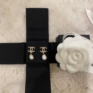 ❌sold❌Authentic Chanel light gold cc pearl drop